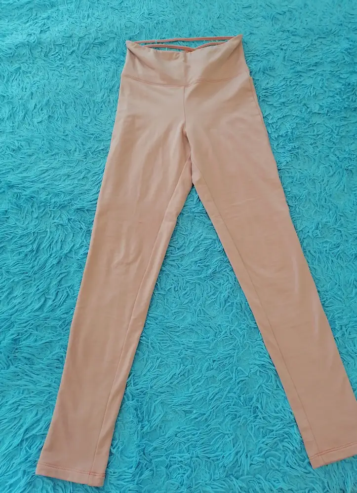 Отличные леггинсы, ткань приятная к телу, хорошо тянутся, размер и цвет соответствует. Рекомендую