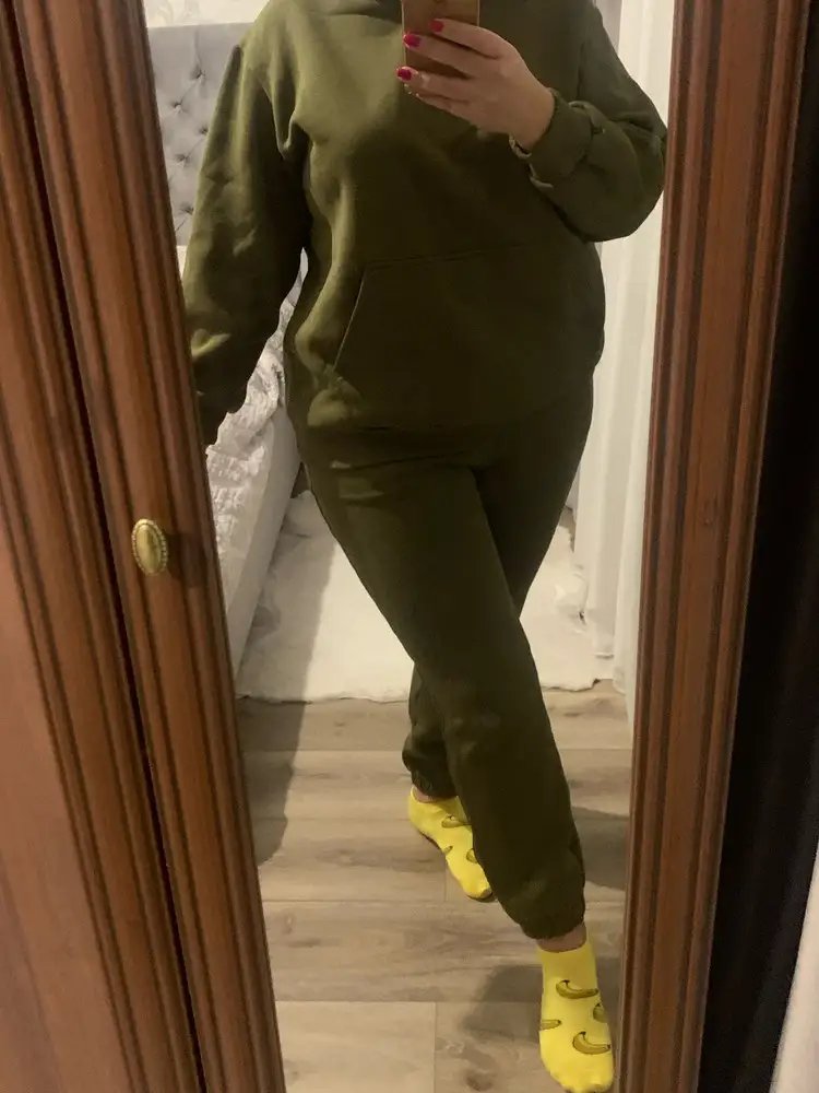 Тёплый, плотная ткать, хорошо сшито! Мятный вообще по другому сшит, нет резинок на манжетах, просто подвернули.