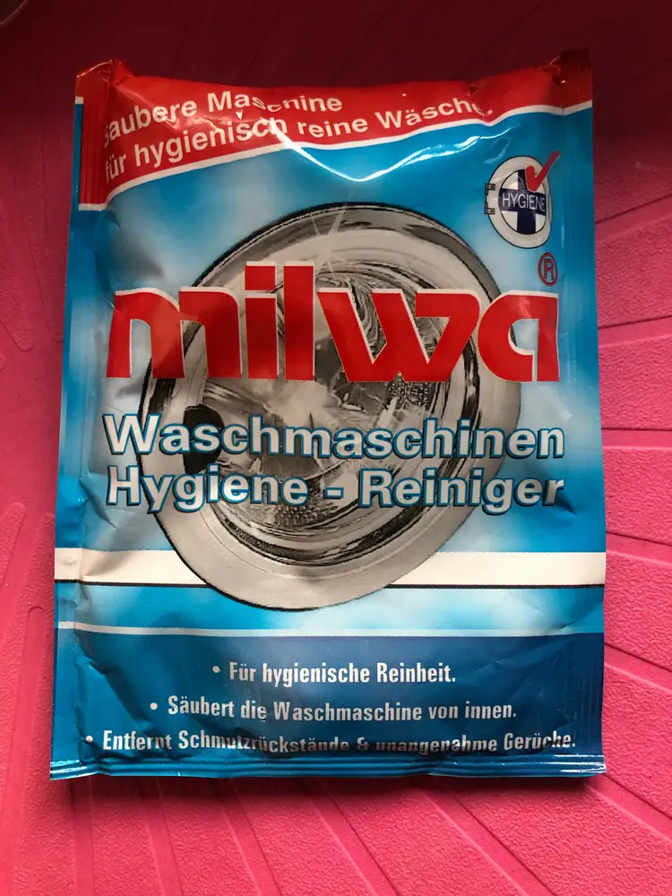 Очиститель этой марки заказала впервые, раньше покупала тоже немецкое средство, но оно дороже. Результат порадовал, запаха у меня и не было, а вот резинка и стекло почистились на отлично. Считаю, что профилактика образования накипи и накопления грязи дешевле и эффективнее , чем заниматься потом ремонтом. Поэтому периодически чищу свою машинку изнутри и всем рекомендую.
