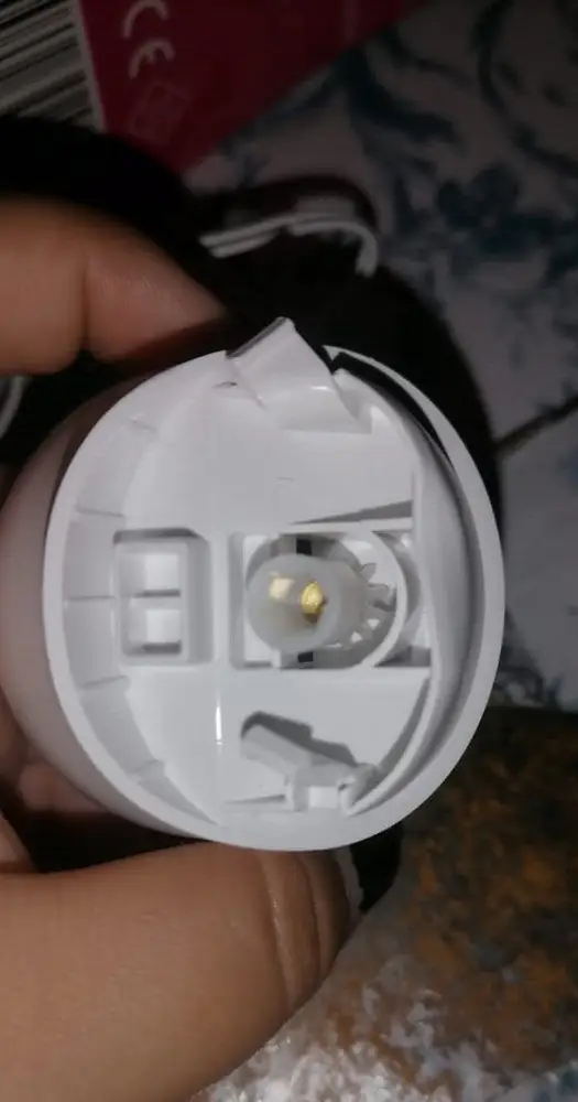 Коробка мятая, насадки сломаны, а так работает, но насадки не надеть, буду возвращать, есть фотографии и видео, загрузить видео не получается