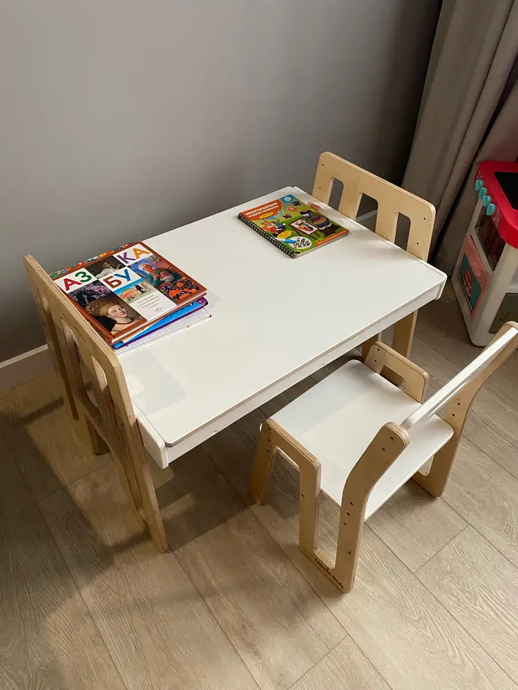 Заказала стол для 2 летнего ребёнка ,отлично подходит по высоте, в дальнейшем по мере роста будем увеличивать. Стол качественный и красивый ,без дефектов.Быстрая сборка ,все легко и понятно !