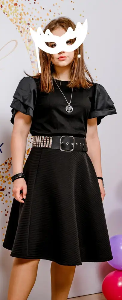 Юбка красивая и качественная, на  молнии,  большемерит на размер, но всё равно сидит хорошо. Не полнит,не мнется. Чёрная юбка не имеет подклад, материал плотный, не просвечивает.