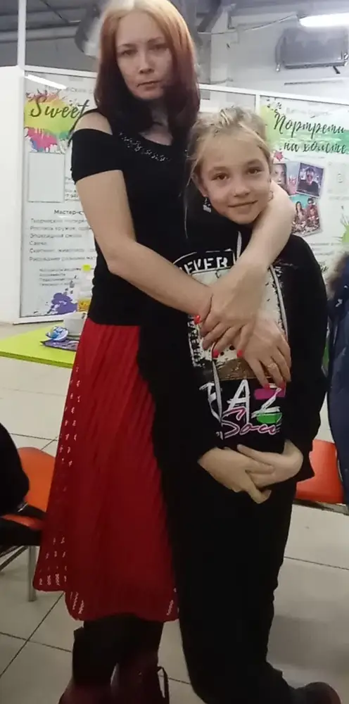 Красивая и качественная, в талии оказалась чуть велика, я ушила.