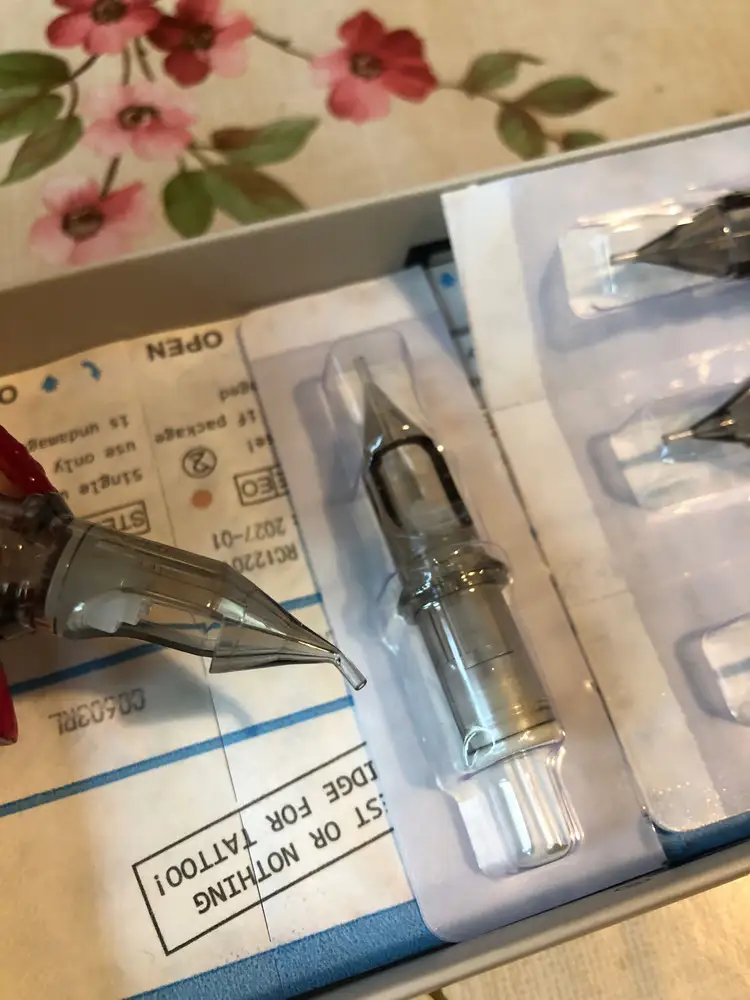 Картриджи хорошие, но мне не повезло с одним, остальные целые, коробка не помята, его наверное ещё на заводе подсунули 