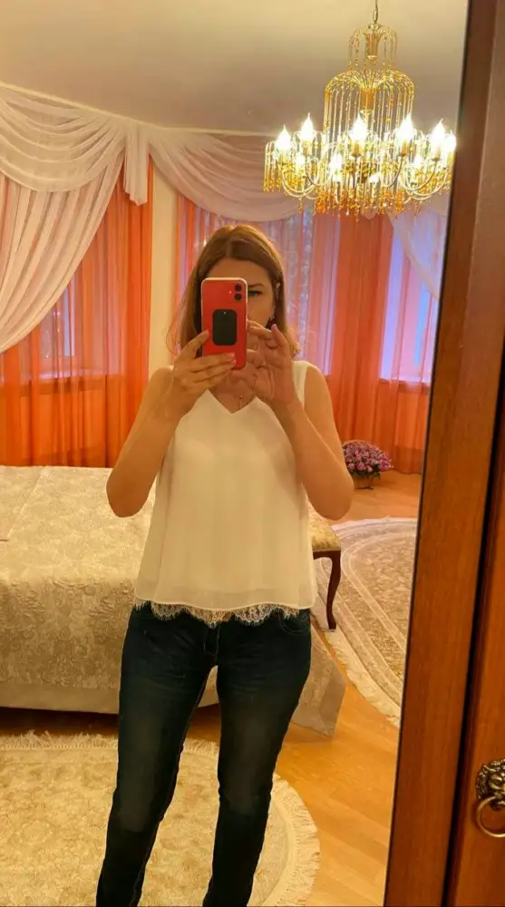 Брала  блузку под пиджак для работы в офисе, примерив с джинсами очень клёво смотрится. Рекомендую !