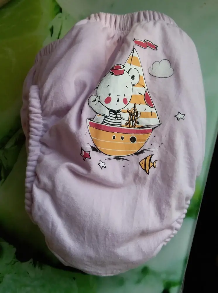 Уже после 3 стирки отлично впитывают. Со своей задачей справляются. Полностью из такого материала внутри, похоже на махровое полотенце. Но в +30 не жарко и малышу в них комфортно . Материалы все Натуральные.