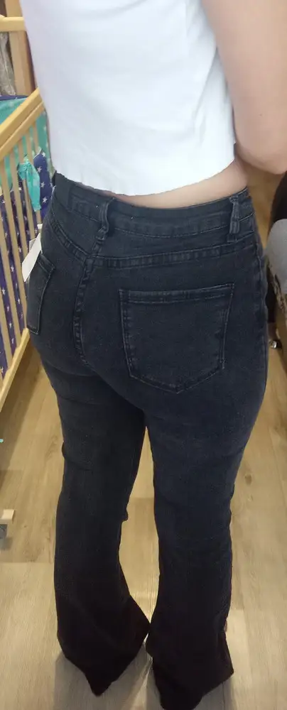 Отличные джинсы! Серые уж точно классные, деним - тянутся, удобные. На параметры ОБ 94, ОТ 66 размер 26 прям в самый притык, можно и на размер больше либо 27 или 28. Надо мерить, кому как комфортно будет, но учитывать что ткань растянется ещë😉 на рост 163 длину подрезать или носить с каблуком.