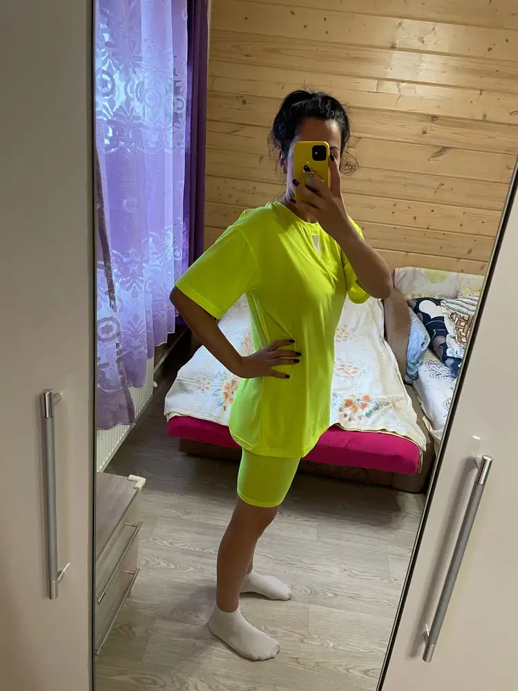 Костюм красивый,яркий,особенно в салатовым цвете видно из далека) но в нем днём прям жарко, думаю хлопка там меньше,чем заявлено. На летний вечер комфортно.