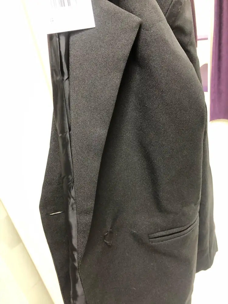 Пиджак пришёл в очень мятом состоянии! Без пуговицы( очень было обидно((( не о какой вешалки и речи не было (хотя в описании указано). Возврат!