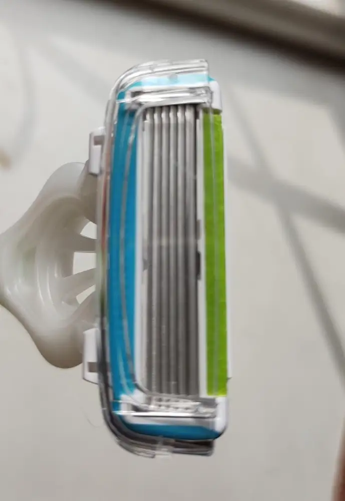 Бритва понравилась! Мягко бреет, отлично скользит по коже, удобная ручка. Теперь буду проверять параметр срок службы.