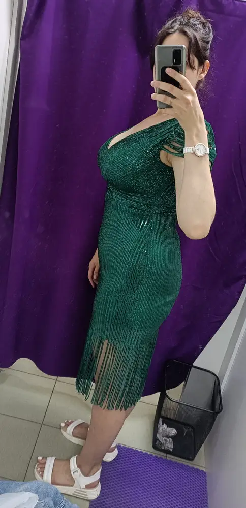 Платье красивое, но качество оставляет желать лучшего, вернула, потому что жалко 5000 за то, что на садоводе можно купить за 1500