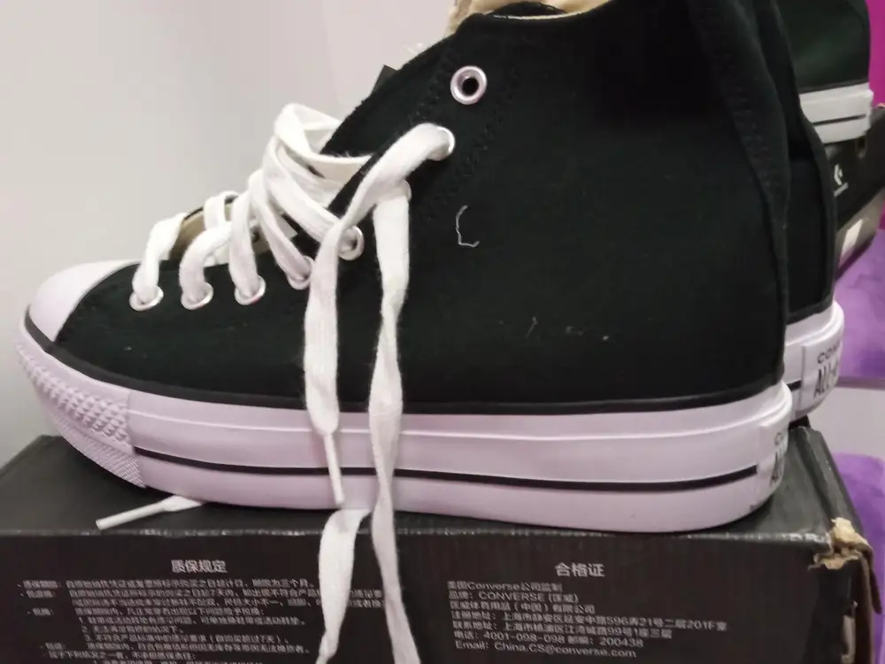 Увидела заказанные мною кеды  converse 560845  от продавца  CoolDusty и ужаснулась - на  WB  в открытую продают китайскую подделку под известным мировым брендом Converse   и товар не маркированный!!! А это нарушение закона РФ обязательной маркировки обувной продукции! Текстиль на кедах от продавца   CoolDusty тонкий и мягкий, на оригинальных кедах плотный текстиль. На поддельных кедах 8 люверсов, это сразу бросается в глаза, на оригинальных кедах 7 люверсов. Ну и качество напечатанного логотипа, шнурков и резины у подделки желает лучшего. На язычке пришита этикетка, что сделано во Вьетнаме, на коробке координаты Китайского производителя. Продавец  CoolDusty   в описании товара озвучивает, что это реплика 1:1 к оригиналу - так вот до оригинала им очень далеко и продукция, продаваемая на территории РФ и полученная честным путём, подлежит обязательной маркировке! WB  должен срочно принять меры по отношению к продавцу  CoolDusty и не обманывать покупателей. Фото прилагаю. Ч