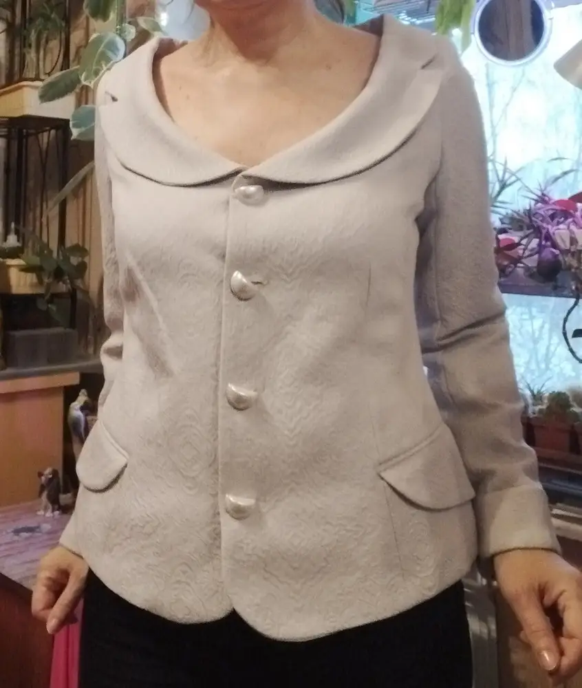 Интересный жакет, сшит аккуратно. Идёт в размер.