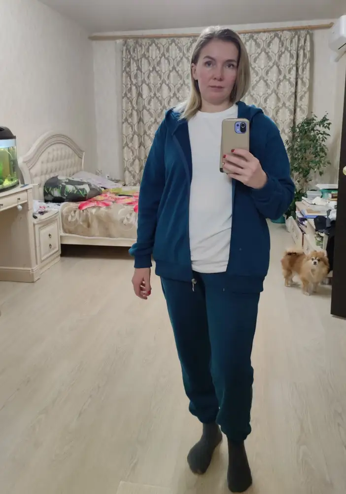 Заказала худи и брюки такого цвета на свой 48 размер L. Костюм сел свободно, мне нравится, качество очень хорошее, швы все аккуратно прошиты, материал плотный. Очень довольна покупкой. И белая футболка (размер М) подошла к костюму хорошо.