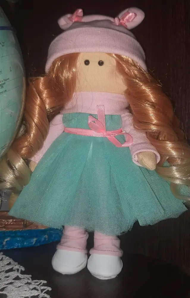 Кукла однозначно супер,но ткани впритык,шарф-80 см,начинать нужно шить с него,а не как по инструкции-шапка,гетры....
Волосы поменяла,потому что в наборе просто пакля.