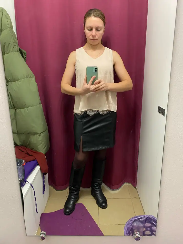 Неплохая блузочка, но с юбкой не очень. К брюкам хорошо подойдет. На рост 158 длинновата, высоким пойдет лучше!