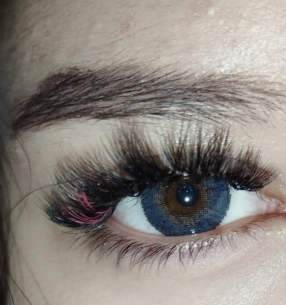 Всё отлично, на карие глаза не очень