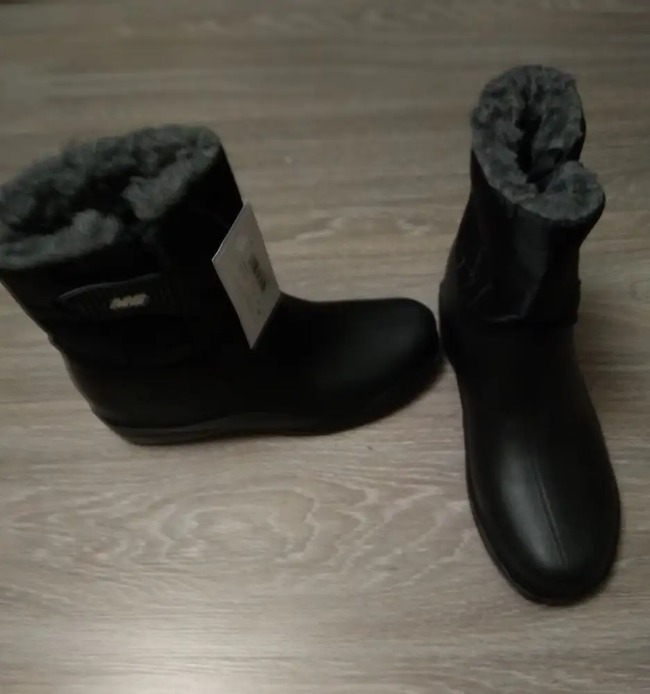 Сапоги женские хорошие, но одевать не удобно. Вставку нужно было сделать пошире, Пожилому человеку тяжело одеть.