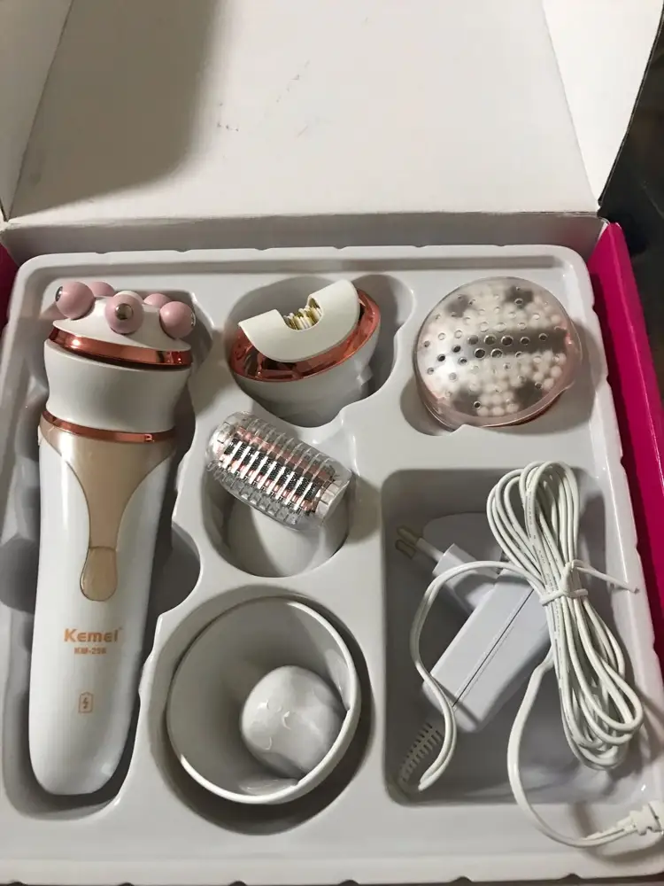 Все отлично работает. Захватывает волоски хорошо. Для цены 1400 вообще супер. Упакован на совесть , пока распаковывала устала😀, была отметка Хрупкое. Мне все понравилось)