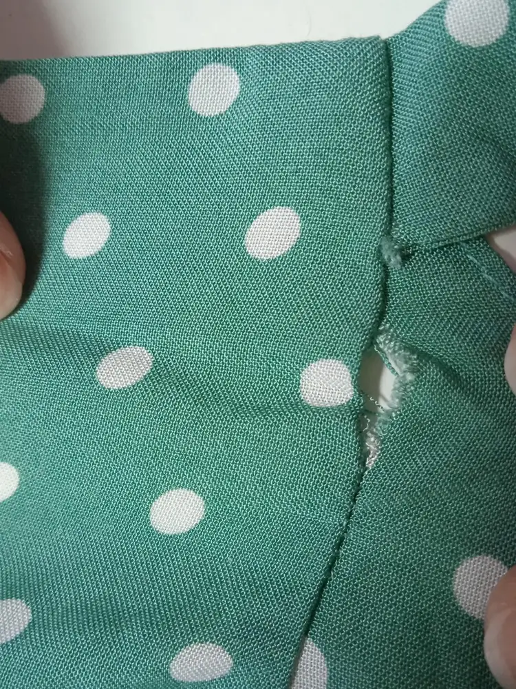 Юбка не зелёная, мятная, на 50-52р мой взяла ХL , пришла с дыркой, нитки торчат везде, материал рыхлый, для этой юбки цена завышена. 1105р.