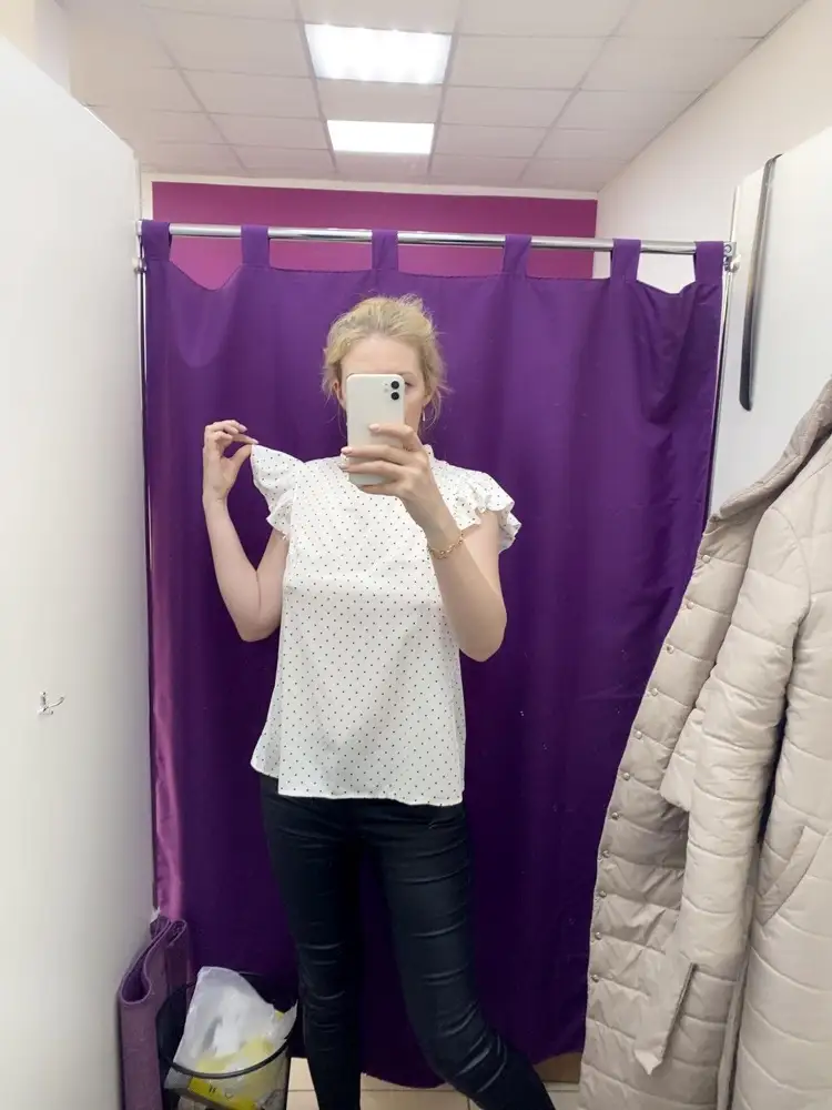 Классная , длинная- удобно заправлять в юбку или в брюки . Мой рост 178 , взяла 46 размер отлично подошёл . Ткань хорошая .