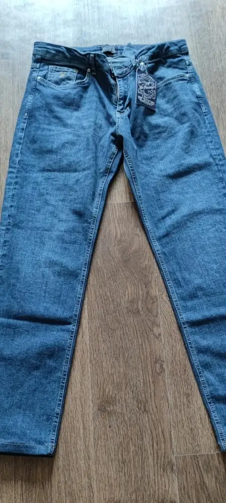 Нормальные джинсы, брал на 180/80 отлично подошли, высокая посадка, чуть длинноваты были, подрезал