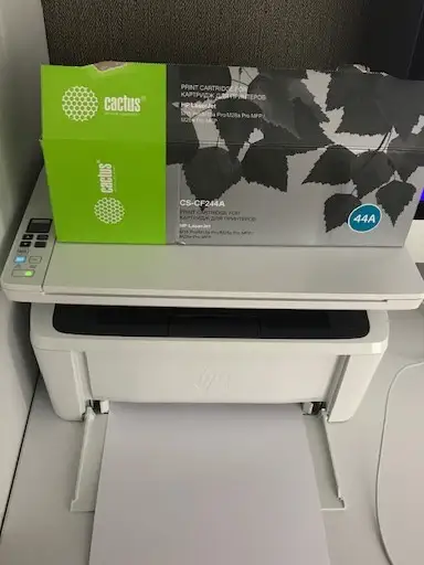 Картридж  хорошего качества, подошел к принтеру  HP LaserJet Pro MFP M28w W2G55A. Доставлен в срок. Упаковка не повреждена. Читала в отзывах что картридж иногда печатает черным, но рискнула заказать,(устроила цена), не пожалела. Рекомендую. Отзыв реальный , фото прилагаю.