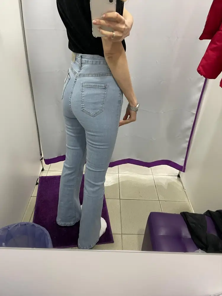 Сидят то хорошо, но вот запах от них такой, будто джинсы из токсических отходов делали. Два раза уже стирала, все равно он остаётся. Если все ещё думаете их брать - мой рост 170, размер 27 хорошо сел. Клёш не сильный, цвет приятный. Сама джинса тонкая, на весну-лето