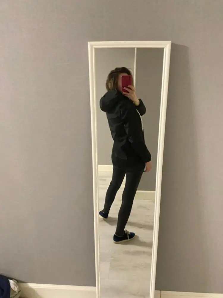 Ветровка отличная. Очень классно села, чему оч рада. Муж кстати тоже заценил)) Искала именно черную, чтоб не маркая была и смотрелась норм (смотрите фото). Спасиб большое - покупкой довольна и киса у меня тоже кайфует от моего вида))))