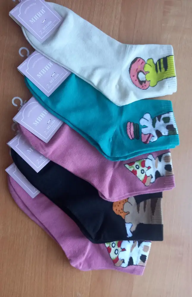 Вместо серых - положили розовые (получилось двое розовых). У белых - цвет "топленое молоко" (для кого принципиально). Качество хорошее. Размеру соответствуют (у меня стопа 25см, и ещё тянутся)