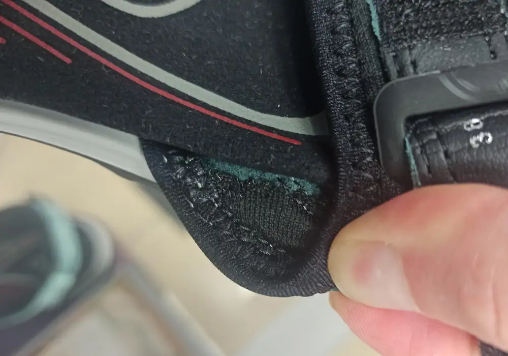 Маломерят на размер, на стопу 24 см подошел 38 размер. 
Ооочень большие сомнения в оригинальности, ни один из кодов с коробки не подтвердился((
Пошив оставляет желать лучшего: внутренние части текстильной подкладки не вшиты в стельку, в одном месте даже не прострочены, вернула, так как после первой стирки вряд ли выживут((
Носила предыдущие сандалии 11 лет без нареканий, качество знаю, если сейчас так шьет ecco, то это печально