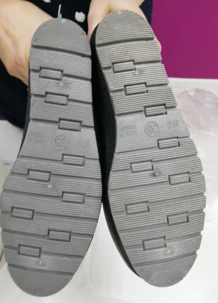 Прислали сапоги на одну ногу, да ещё взяли 50р за возврат. Очень обидно. А так сапоги не плохие.