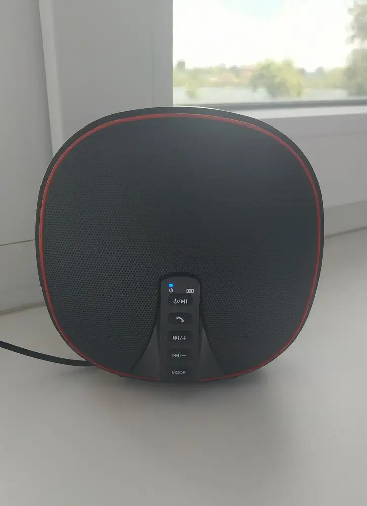 Очень хорошая колонка, басы есть, звук громкий, искала с встроенным радио -есть!  Настраивается легко, с блютузом соединяется мгновенно!!!! Буду брать вторую на подарок!