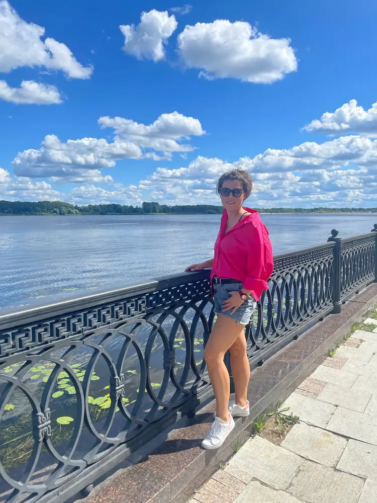 Рубашка супер! Цвет яркий, насыщенный. Немного просвечивает, но учитывая крой оверсайз вообще не критично.