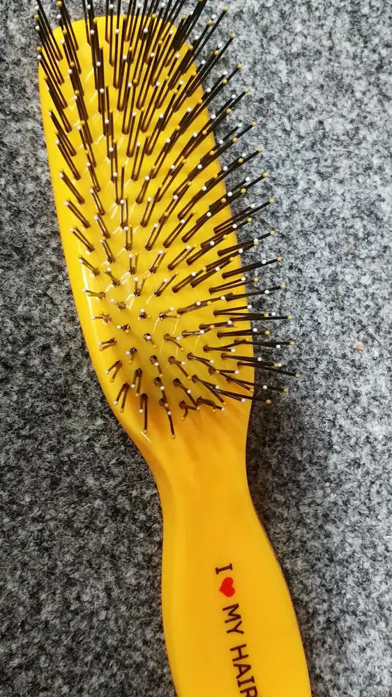 Расческа суппер.По поводу что щетинки пропитаны аргановым маслом и кератином думаю это рекламный ход,это ни как не проверить.На просторах интернета такой информации я не нашла.А вообще расчесочка классная.Размер маленький но мне нормально.