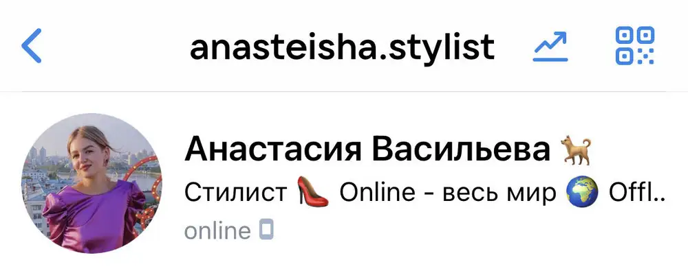 Очень понравился на картинке. Но мне не подошёл. Расширяет верхнюю зону, так как вырез очень широкий (в идеале сделать его меньше, тогда лонг подойдёт большему кол-вк людей😋). И не было на рукаве логотипа. А мне именно из-за таких маленьких деталей понравилась вещь. Идёт в размер. Полностью облегающий крой.