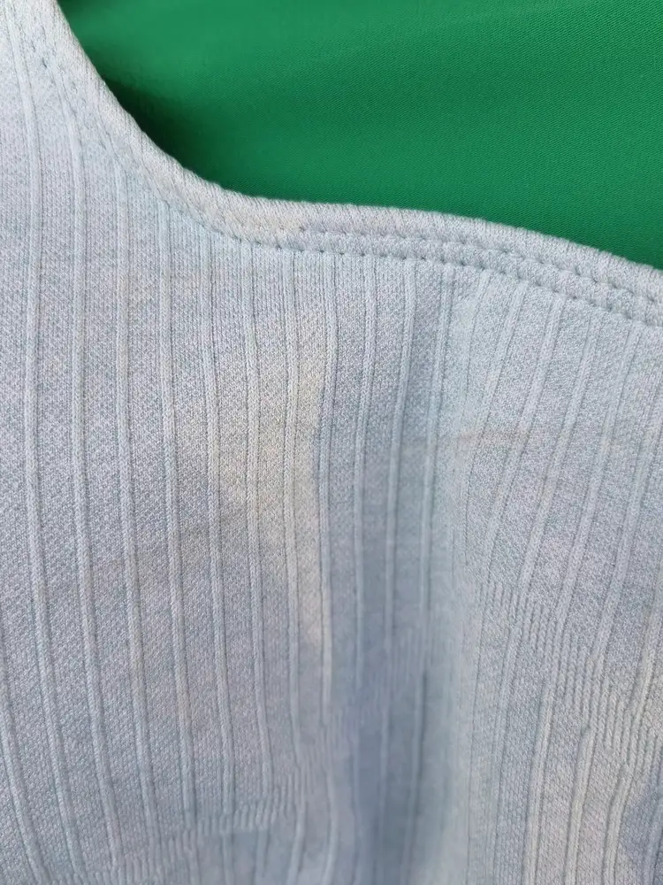 Топ был грязный,  материал синтетика очень колется и неприятный к телу,  а что будет если в нем потеть,  очень разачарована,  доверяла блоггеру Дарье Бакулиной но видимо ей все равно что брать на рекламу