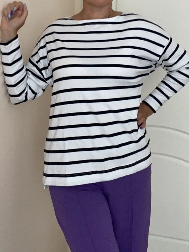 Приятная тельняшечка. Взяла специально самый большой размер на оверсайз на мой обьем груди 104 см 58-60 сел как и хотела свободно. Полоски совмещены, трикотаж плотный. На осень будет отлично. Рекомендую