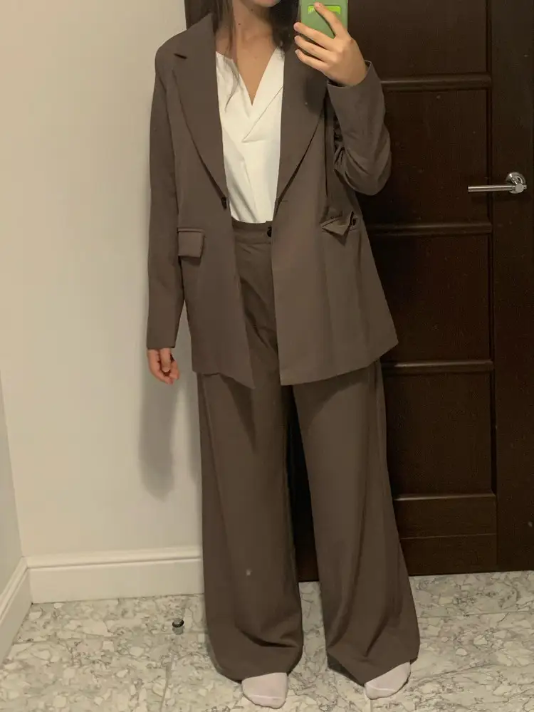 Невероятный костюм! Сшит качественно, ткань легкая (зимой прохладно будет, но колготки спасут). Смотрится идеально, в меру широкие. В отличии от подобных моделей не сели, как мешок. На параметры ОТ 66, ОБ 96-44 сел, будто под меня шили. Рост 167 слегка укоротила. Я в восторге! Может закажу ещё в чёрном цвете