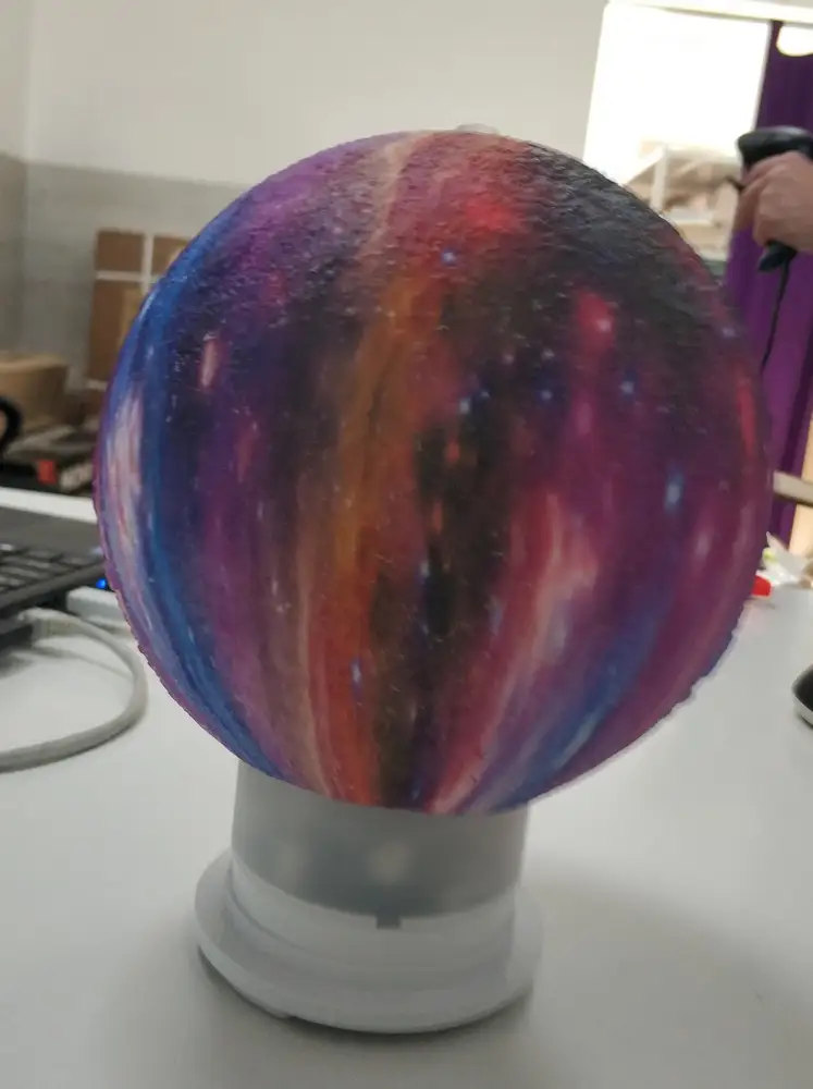 Получила диффузор в ужасном виде. Коробка явно вскрывали,диффузором пользовались , т.к остались следы от масла пихты,флакон с подарочным маслом той же пихты был пуст. Шар самой лампы не красивый, ощущение что просто покрыт какой-то краской,которая в добавок ещё и мажет руки,блок питания от неё лежащий внутри,был измазан))) Вскрытие проводила на пункте выдачи,соответственно при свидетелях. Своих денег,это Г.....О вообще не стоит . К покупке не рекомендую! Отношение WB к товарам ,ужасное!