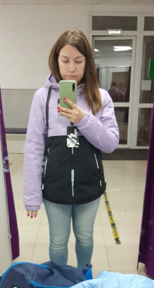 Симпатичная куртка. Но мне не подошел размер 42 , видать из-за роста. Я 156, и получилось рукова длинные, зади куртка топорщица,как колобок.