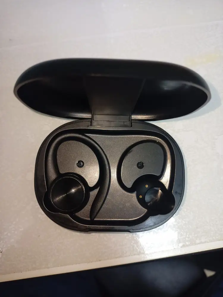 Не заряжается левый наушник, работает зарядка только на правый и только, когда он один. При подключении левого наушника перестает заряжаться правый.