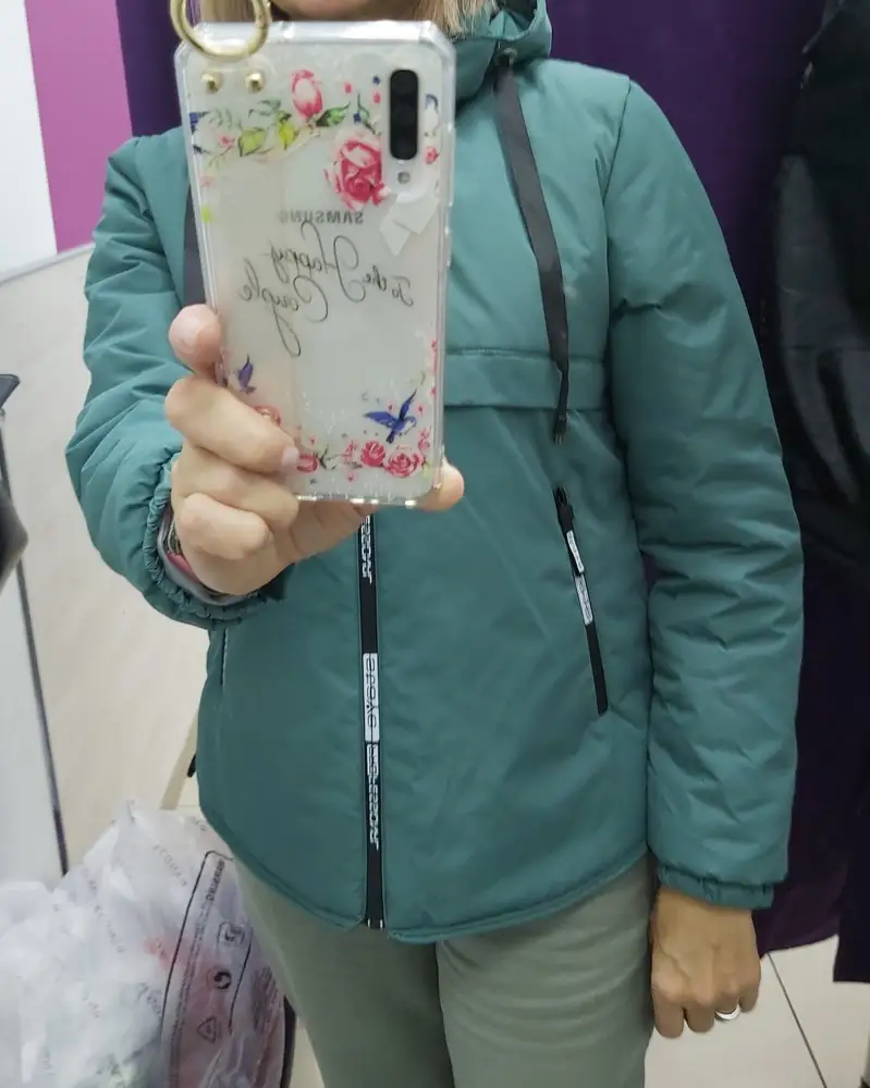 Хорошая куртка,но нужна и выбрала полегче на осень для спорта.Эту можно и зимой на не сильный мороз или для лыж,коньков.