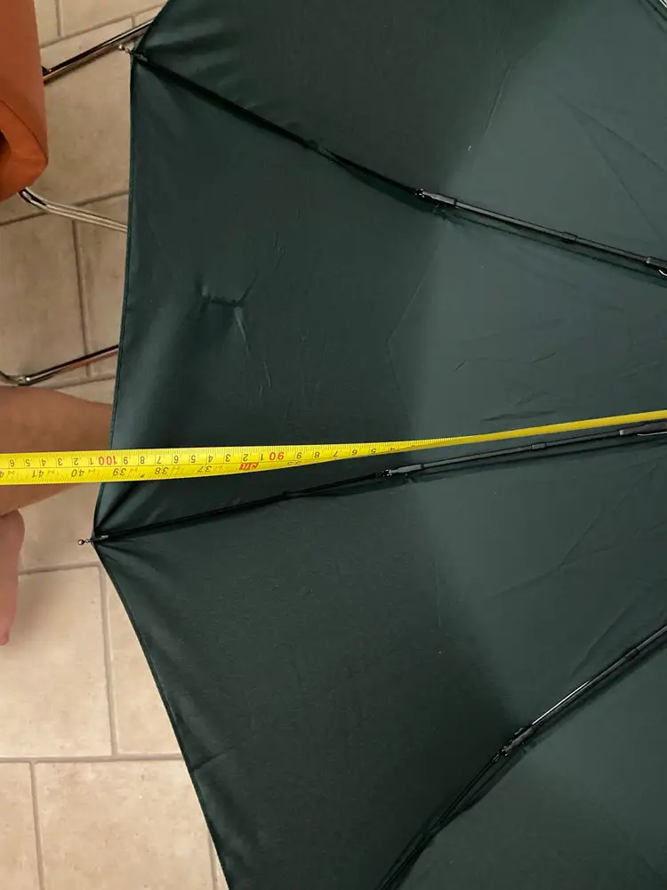 Зонт большой . Но 106 см нет( оказался с дырками (
