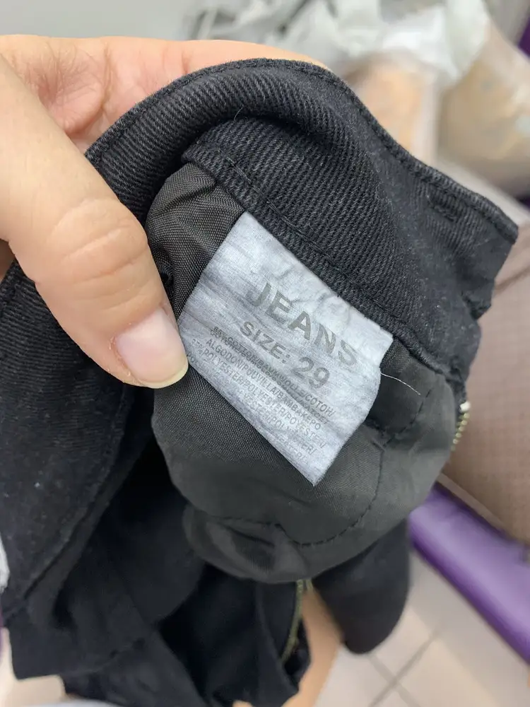 Ткань не приятная, покрашенные бирки на джинсах, то ли их стирали уже то ли джинсы так красятся… в общем не советую