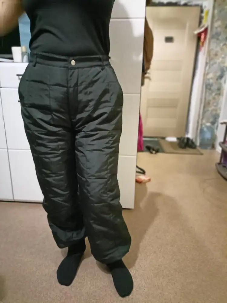 Отличные брюки, понравилось что натуральный утеплитель. Начала одевать сейчас уже в -5, без колготок не холодно, комфортно, теплые и в тоже время в них не жарко. Идут в размер, но нужно смотреть по таблице размеров, хочу заказать в другом цвете еще, побольше на размер!