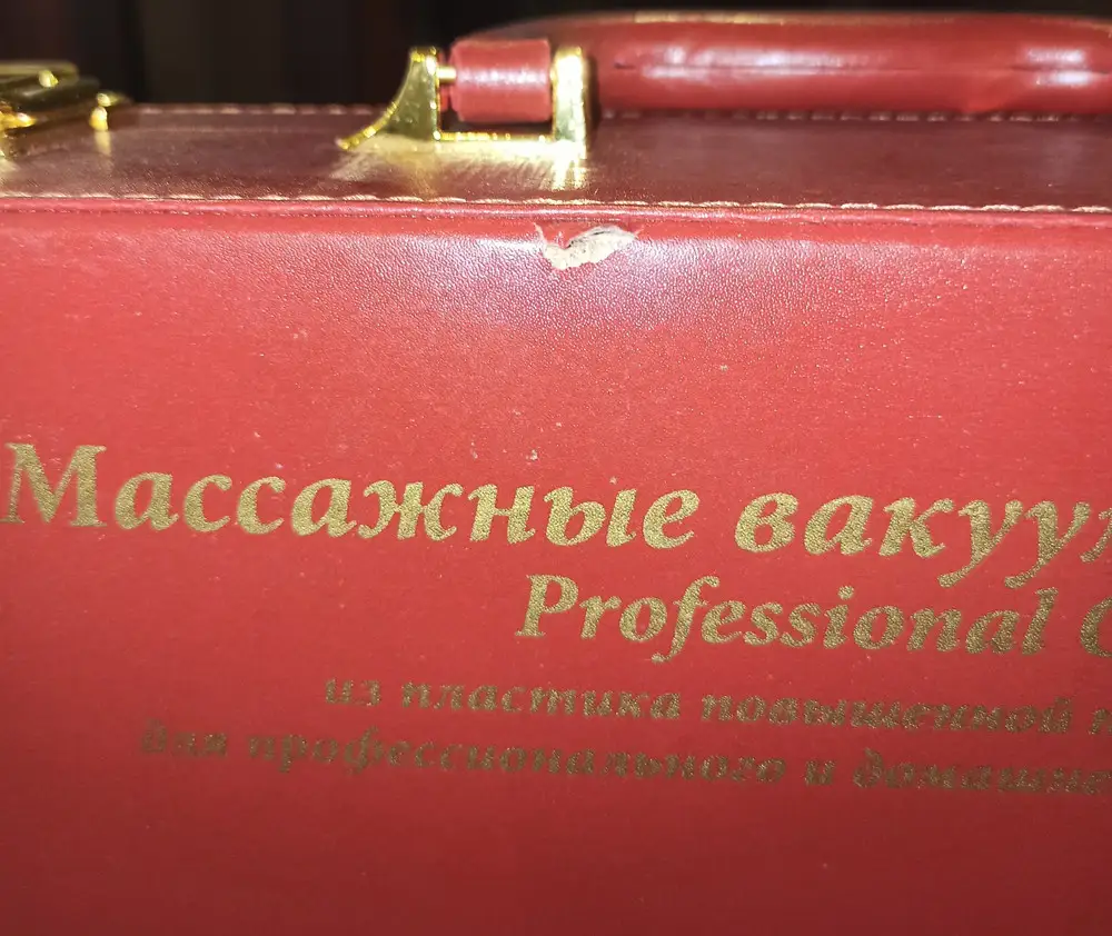 Соответствует описанию. Прочитал много комментариев, многие жаловались на дефекты самого кейса. Думал пронесёт, ан нет. Верхняя часть была немного порвана. Подклеел. Советую лучше упаковывать товар.