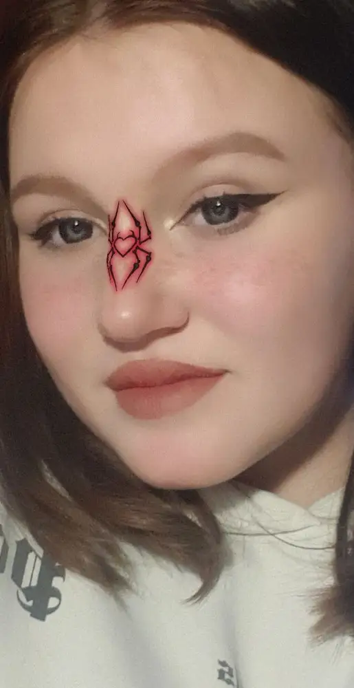 Линзы пришли в коробке , заказывала вместе с раствором. Могу сказать что цвет соответсвует фото , и они увеличивают радушку , делая кукольный взгляд. Линзами осталась довольна , но присутствует небольшой дискомфорт , возможно изза того что линзы я ношу впервые. Буду заказывать еще:))