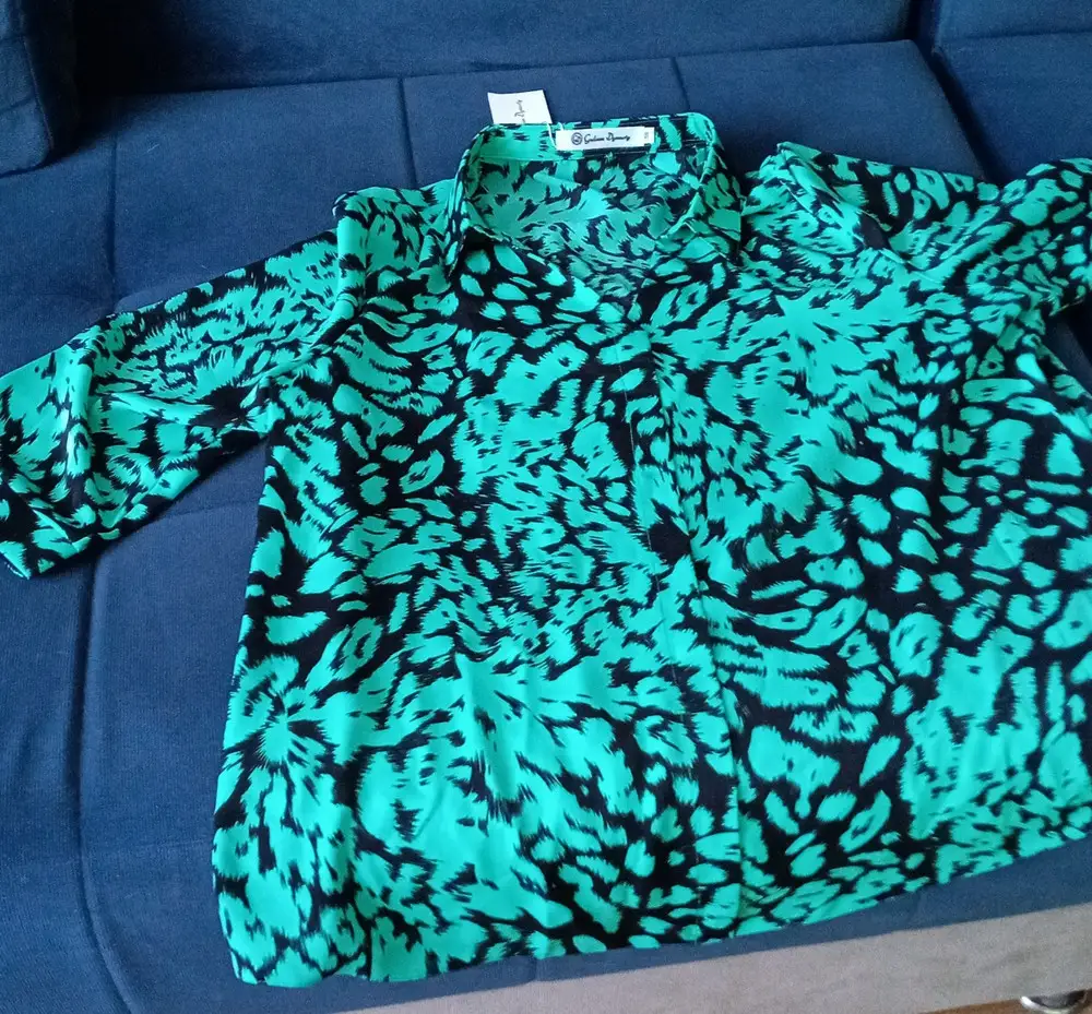 Блузка в размер, цвет яркий, пошив аккуратный. Рекомендую, да ещё и цена замечательная.