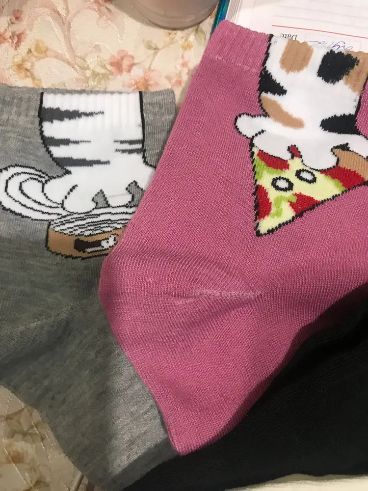 Прислали не те носки! Я заказывала с новогодним принтом для подарков, приехали с кошачьими лапами! Полное разочарование! И перезаказывать поздно, сегодня 29 декабря. Сумели испортить сюрприз, «спасибо»
